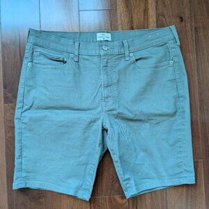 Men size 34 Shorts army green